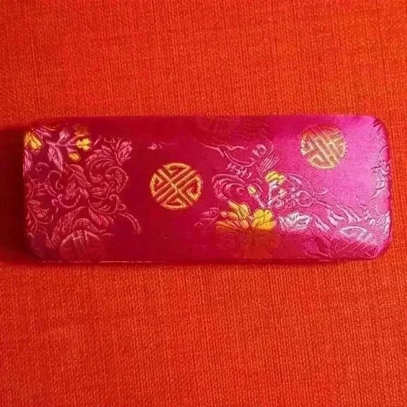 Pink silk eyeglass case - Picture 1 of 2